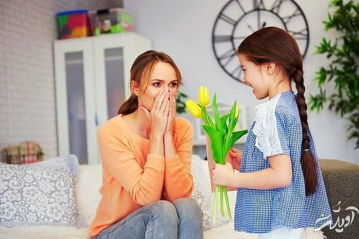 گل هدیه دادن دختر به مادر مادر و دختر